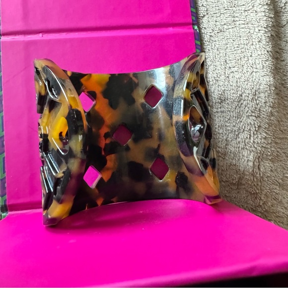 Tory Burch Tortoise Cuff Bracelet, small - Picture 4 of 6